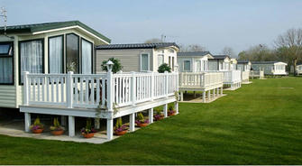 Comparing Mobile Homes and Traditional Houses: Weighing the Pros and Cons to Help You Make an Informed Housing Choice